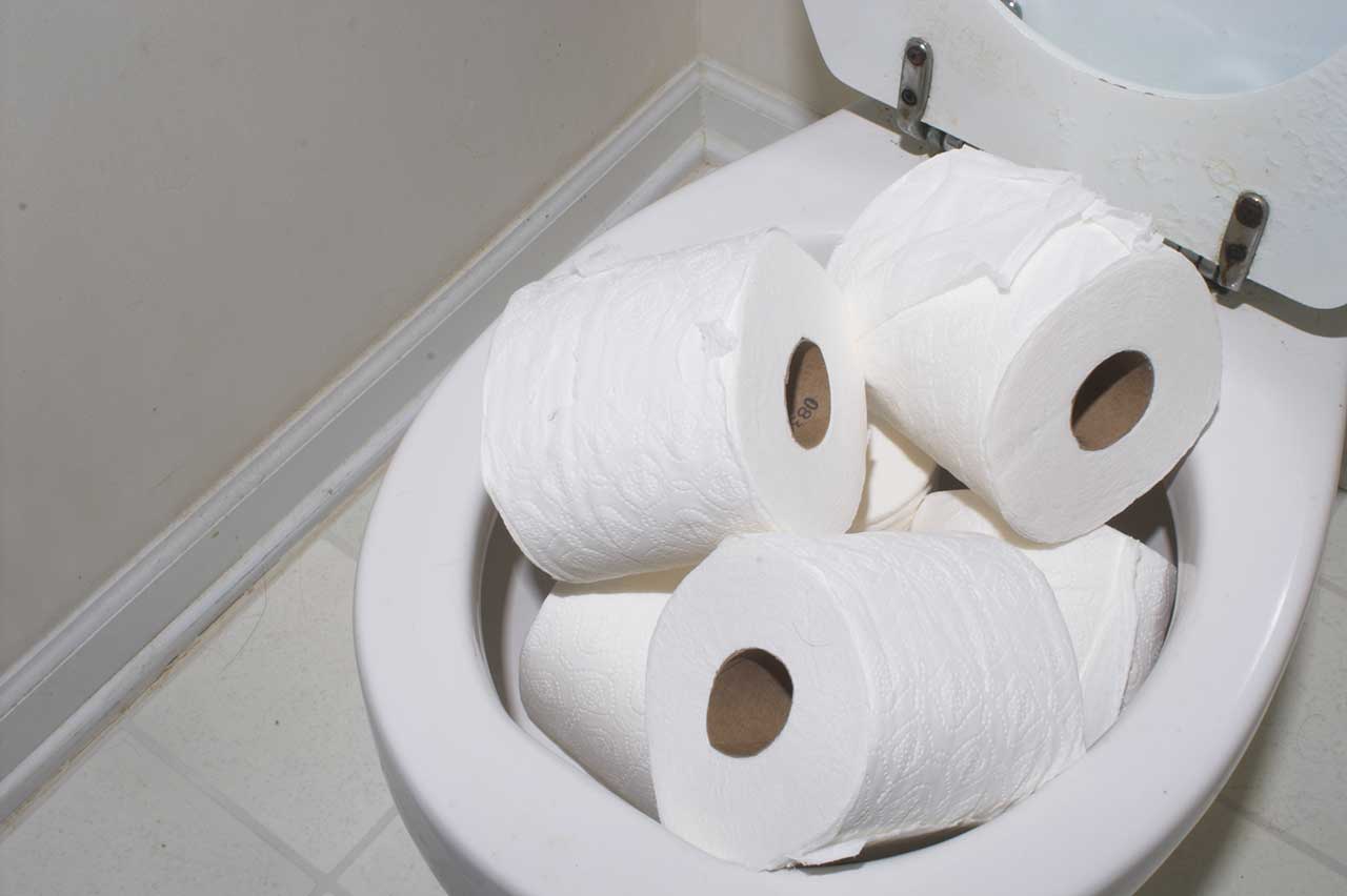 Можно ли смывать в унитаз туалетную бумагу. Туалетная бумага в туалете. Использованная туалетная бумага. Рулон бумаги в унитаз. Туалетная юумага в туале.
