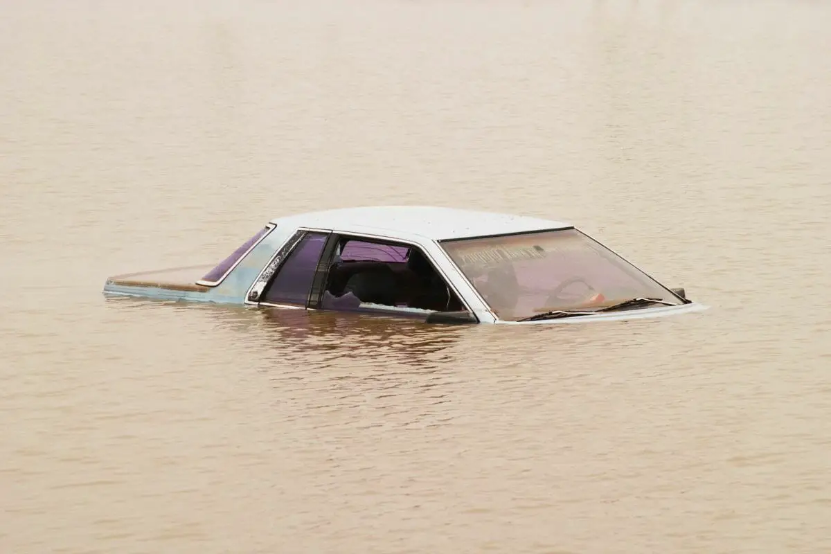 what-does-it-mean-to-dream-of-a-car-falling-into-water-luciding